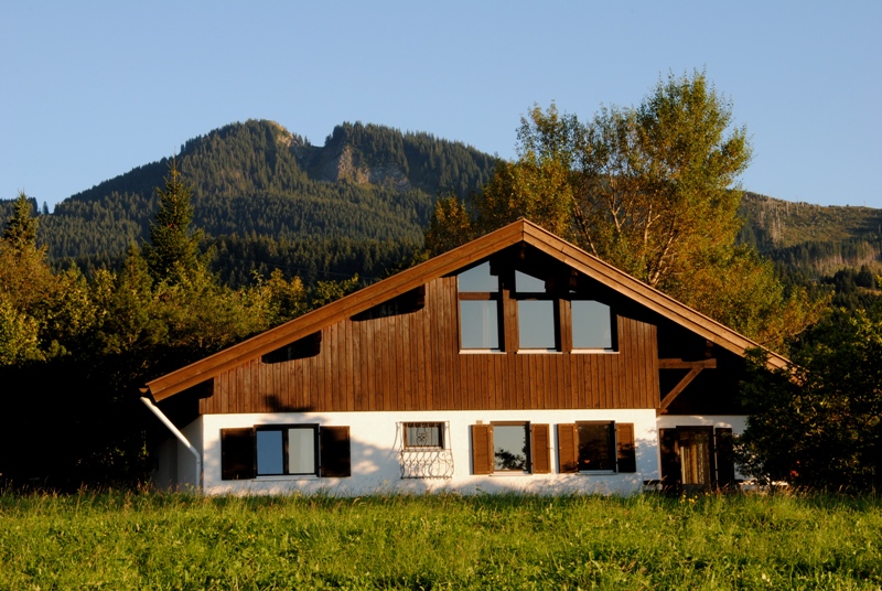 Blick Südost Sommer:Haus Johännle vor der Alpspitze